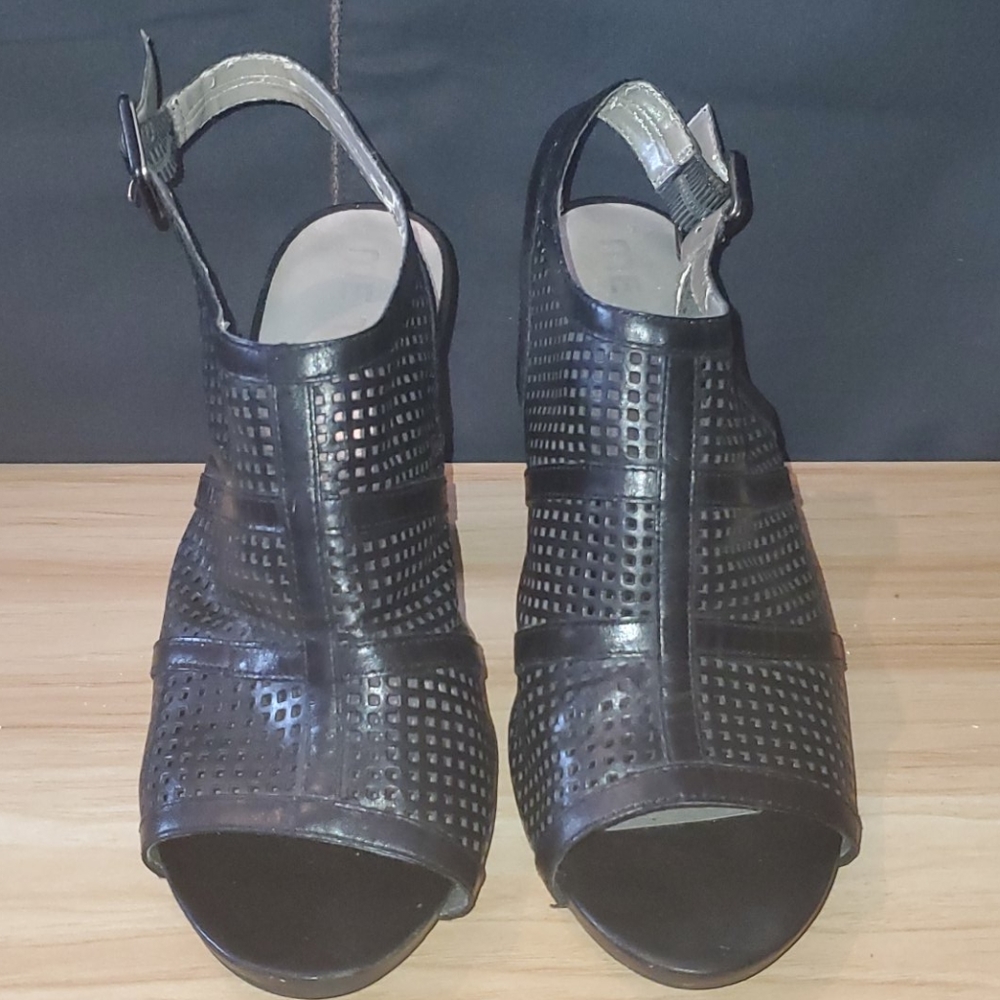 Me Too Black Leather Dollie Stacked Heel Sandal